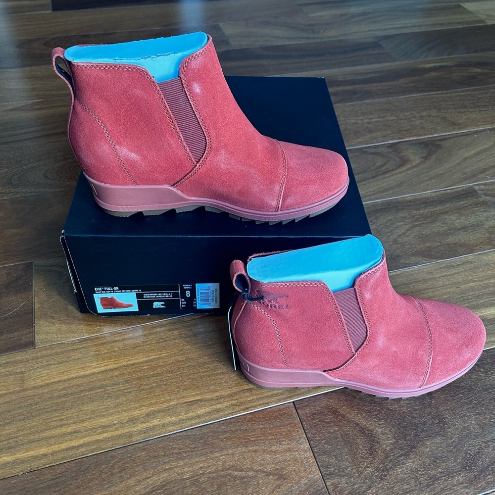 Sorel Evie Pull On Boot. Size 8. Brand New in Box.